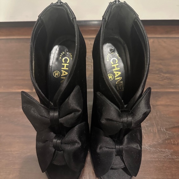 CHANEL Black bootie boots with bows | Excellent condition - like New! - Picture 4 of 14
